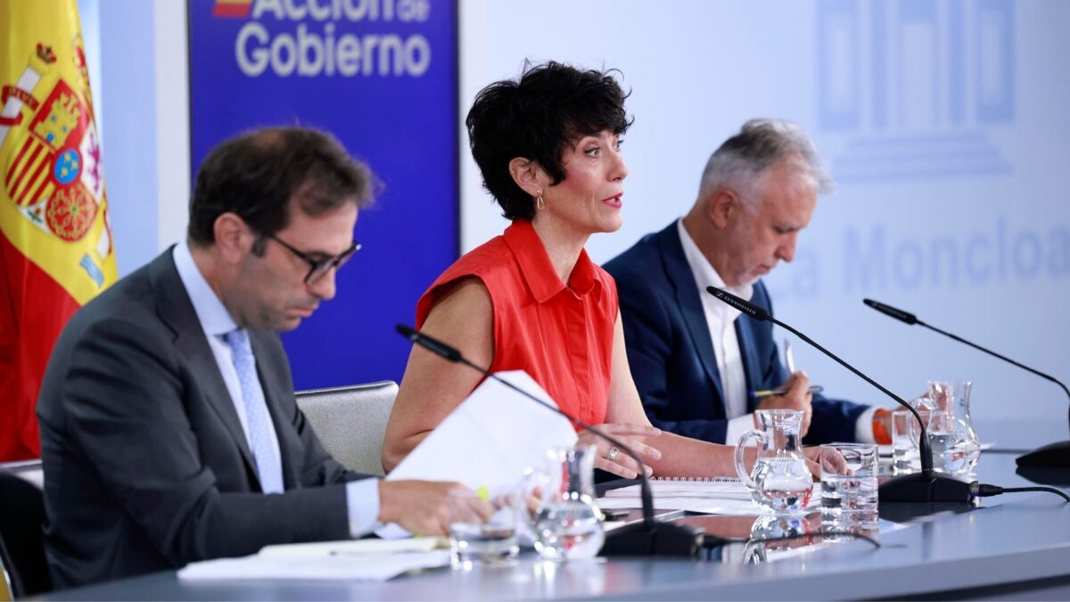 La portavoz del Gobierno, Elma Saiz, el ministro de Economía, Comercio y Empresa, Carlos Cuerpo, y el ministro de Política Territorial y Memoria Democrática, Ángel Víctor Torres