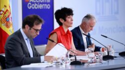 La portavoz del Gobierno, Elma Saiz, el ministro de Economía, Comercio y Empresa, Carlos Cuerpo, y el ministro de Política Territorial y Memoria Democrática, Ángel Víctor Torres