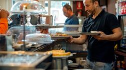 Trabajadores en una cafetería, en una imagen de archivo.