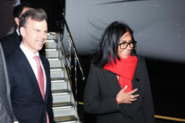 La presidenta encargada de Venezuela, Delcy Rodríguez (d) a su llegada este lunes a Nueva York, Estados Unidos, para representar a su país en la Asamblea General de la ONU, donde tiene previsto reunirse el martes con el mandatario estadounidense, Donald Trump. X/Delcy Rodríguez/SOLO USO EDITORIAL/SOLO DISPONIBLE PARA ILUSTRAR LA NOTICIA QUE ACOMPAÑA (CRÉDITO OBLIGATORIO)