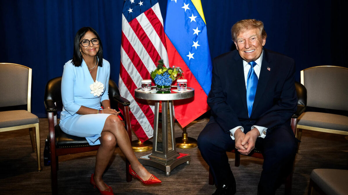 AME9823. NUEVA YORK (ESTADOS UNIDOS), 22/09/2026.- Fotografía difundida en la cuenta oficial de Telegram Prensa Presidencial de Venezuela en la que muestra a la presidenta interina de Venezuela, Delcy Rodríguez (i), posa junto al presidente de Estados Unidos, Donald Trump, este martes en un encuentro que supone un acercamiento inédito entre Washington y Caracas, en Nueva York (Estados Unidos). EFE/ Prensa Presidencial de Venezuela /SOLO USO EDITORIAL/ SOLO DISPONIBLE PARA ILUSTRAR LA NOTICIA QUE ACOMPAÑA (CRÉDITO OBLIGATORIO)