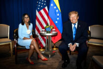 AME9823. NUEVA YORK (ESTADOS UNIDOS), 22/09/2026.- Fotografía difundida en la cuenta oficial de Telegram Prensa Presidencial de Venezuela en la que muestra a la presidenta interina de Venezuela, Delcy Rodríguez (i), posa junto al presidente de Estados Unidos, Donald Trump, este martes en un encuentro que supone un acercamiento inédito entre Washington y Caracas, en Nueva York (Estados Unidos). EFE/ Prensa Presidencial de Venezuela /SOLO USO EDITORIAL/ SOLO DISPONIBLE PARA ILUSTRAR LA NOTICIA QUE ACOMPAÑA (CRÉDITO OBLIGATORIO)