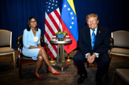 AME9823. NUEVA YORK (ESTADOS UNIDOS), 22/09/2026.- Fotografía difundida en la cuenta oficial de Telegram Prensa Presidencial de Venezuela en la que muestra a la presidenta interina de Venezuela, Delcy Rodríguez (i), posa junto al presidente de Estados Unidos, Donald Trump, este martes en un encuentro que supone un acercamiento inédito entre Washington y Caracas, en Nueva York (Estados Unidos). EFE/ Prensa Presidencial de Venezuela /SOLO USO EDITORIAL/ SOLO DISPONIBLE PARA ILUSTRAR LA NOTICIA QUE ACOMPAÑA (CRÉDITO OBLIGATORIO)
