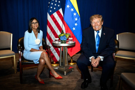 AME9823. NUEVA YORK (ESTADOS UNIDOS), 22/09/2026.- Fotografía difundida en la cuenta oficial de Telegram Prensa Presidencial de Venezuela en la que muestra a la presidenta interina de Venezuela, Delcy Rodríguez (i), posa junto al presidente de Estados Unidos, Donald Trump, este martes en un encuentro que supone un acercamiento inédito entre Washington y Caracas, en Nueva York (Estados Unidos). EFE/ Prensa Presidencial de Venezuela /SOLO USO EDITORIAL/ SOLO DISPONIBLE PARA ILUSTRAR LA NOTICIA QUE ACOMPAÑA (CRÉDITO OBLIGATORIO)