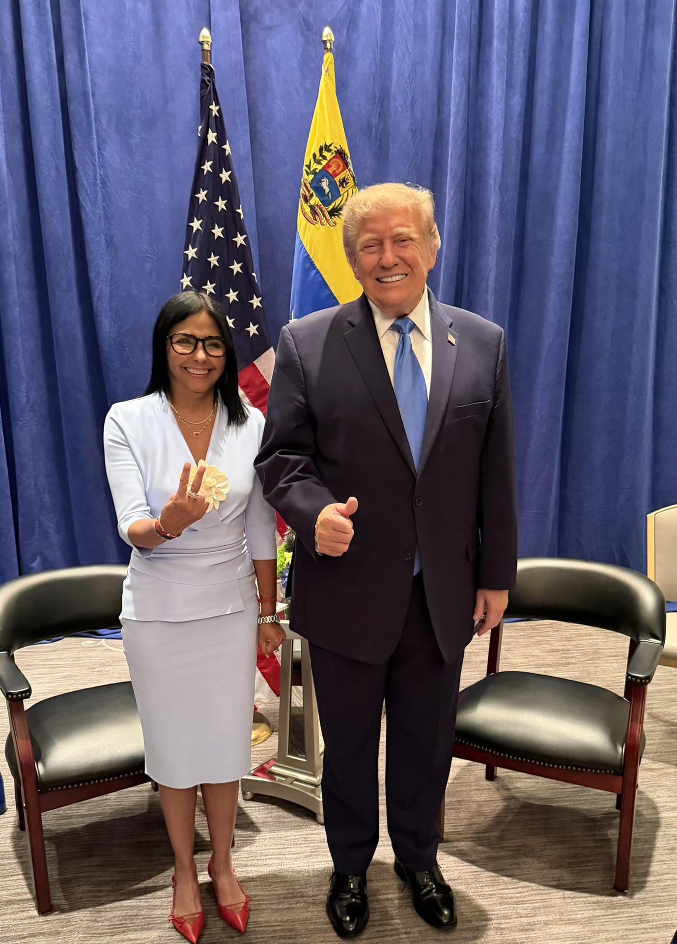 AME9821. NUEVA YORK (ESTADOS UNIDOS), 22/09/2026.- Fotografía difundida en la cuenta oficial en X @delcyrodriguezv de la presidenta interina de Venezuela, Delcy Rodríguez, posando junto al presidente de EE.UU., Donald Trump, este martes, en un encuentro que supone un acercamiento inédito entre Washington y Caracas, en Nueva York (Estados Unidos). EFE/ @delcyrodriguezv / SOLO USO EDITORIAL/ SOLO DISPONIBLE PARA ILUSTRAR LA NOTICIA QUE ACOMPAÑA (CRÉDITO OBLIGATORIO)