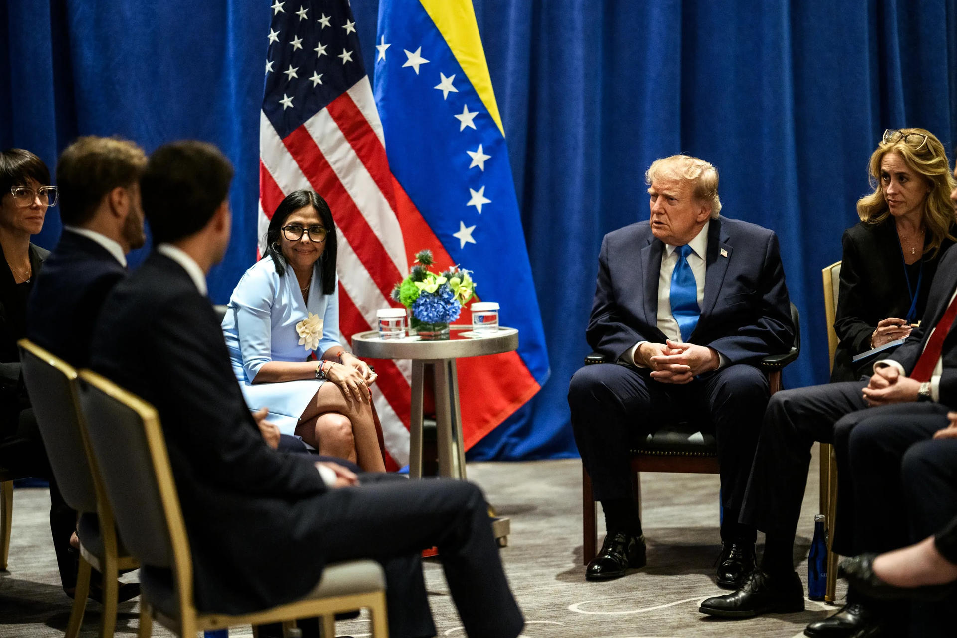 AME9824. NUEVA YORK (ESTADOS UNIDOS), 22/09/2026.- Fotografía difundida en la cuenta oficial de Telegram Prensa Presidencial de Venezuela en la que muestra a la presidenta interina de Venezuela, Delcy Rodríguez (c-i), hablando con el presidente de Estados Unidos, Donald Trump (c-d), este martes en un encuentro que supone un acercamiento inédito entre Washington y Caracas, en Nueva York (Estados Unidos). EFE/ Prensa Presidencial de Venezuela /SOLO USO EDITORIAL/ SOLO DISPONIBLE PARA ILUSTRAR LA NOTICIA QUE ACOMPAÑA (CRÉDITO OBLIGATORIO)