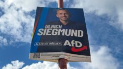 Cartel electoral del candidato a primer ministro de Alternativa para Alemania (AfD) en Sajonia-Anhalt, Ulrich Siegmund.