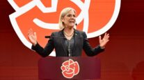 La líder del partido socialdemócrata, Magdalena Andersson, habla durante la fiesta de celebración de la noche electoral del partido en el Centro de Conferencias Stockholm Waterfront en Estocolmo.