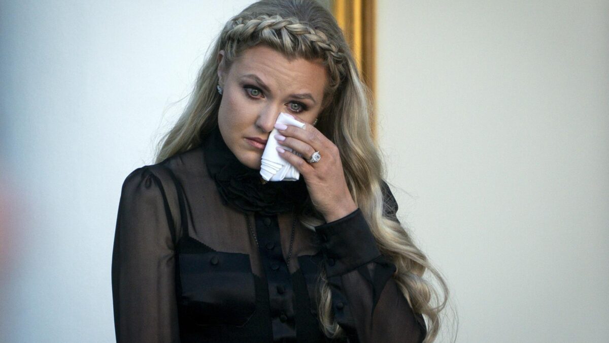 WASHINGTON (United States), 15/10/2025.- Erika Kirk, wife of Charlie Kirk, during a ceremony to posthumously award Charlie Kirk the Presidential Medal of Freedom, in the Rose Garden of the White House in Washington, DC, USA, 14 October 2025. EFE/EPA/WILL OLIVER
