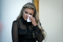 WASHINGTON (United States), 15/10/2025.- Erika Kirk, wife of Charlie Kirk, during a ceremony to posthumously award Charlie Kirk the Presidential Medal of Freedom, in the Rose Garden of the White House in Washington, DC, USA, 14 October 2025. EFE/EPA/WILL OLIVER