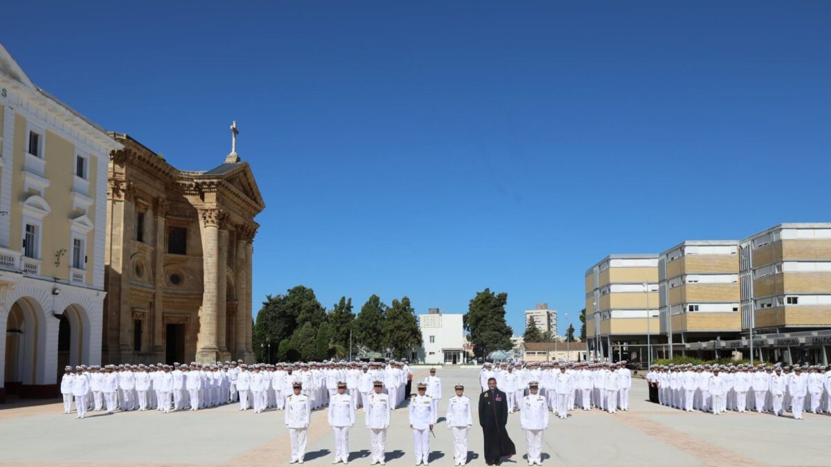 La 90ª promoción de suboficiales de la Armada formada en el patio de la Escuela de Suboficiales