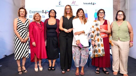 Pilar Gómez, directora de Artículo14, Sara Simón, consejera de Igualdad de Castilla-La Mancha, Irene Navarro, presidenta de la Asociación de Mujeres Empresarias, Autónomas y Directivas, Laura Seara, exsecretaria de Estado de Igualdad, y Lola Navarro, vicesecretaria general de UGT.
