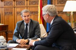 El presidente del PP, Alberto Núñez Feijóo se reúne con el comisario de Migración de la UE