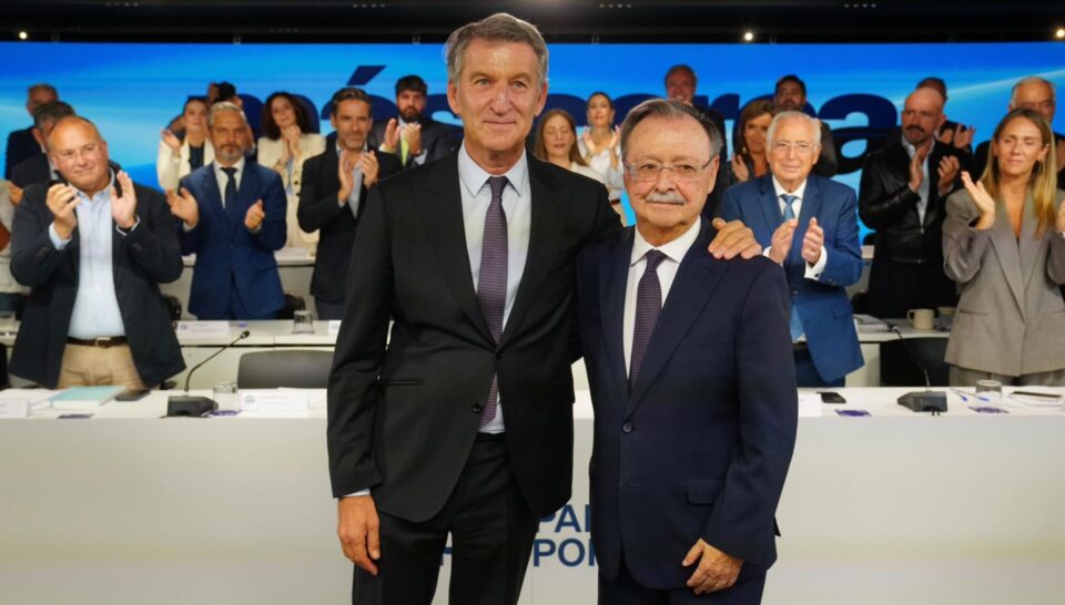 El presidente del PP, Alberto Núñez Feijóo y el presidente de Ceuta, Juan Jesús Vivas