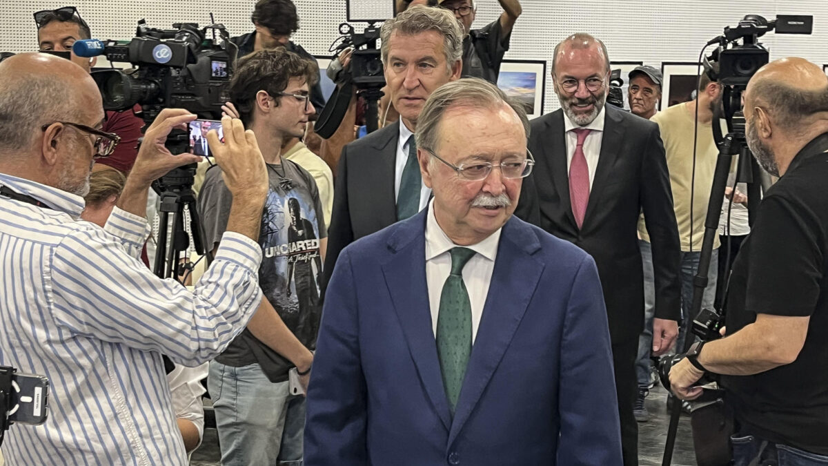 El presidente ceutí, Juan Jesús Vivas seguido por el líder del PP, Alberto Núñez Feijóo,y el presidente del Partido Popular Europeo (PPE), Manfred Weber en Ceuta