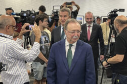 El presidente ceutí, Juan Jesús Vivas seguido por el líder del PP, Alberto Núñez Feijóo,y el presidente del Partido Popular Europeo (PPE), Manfred Weber en Ceuta
