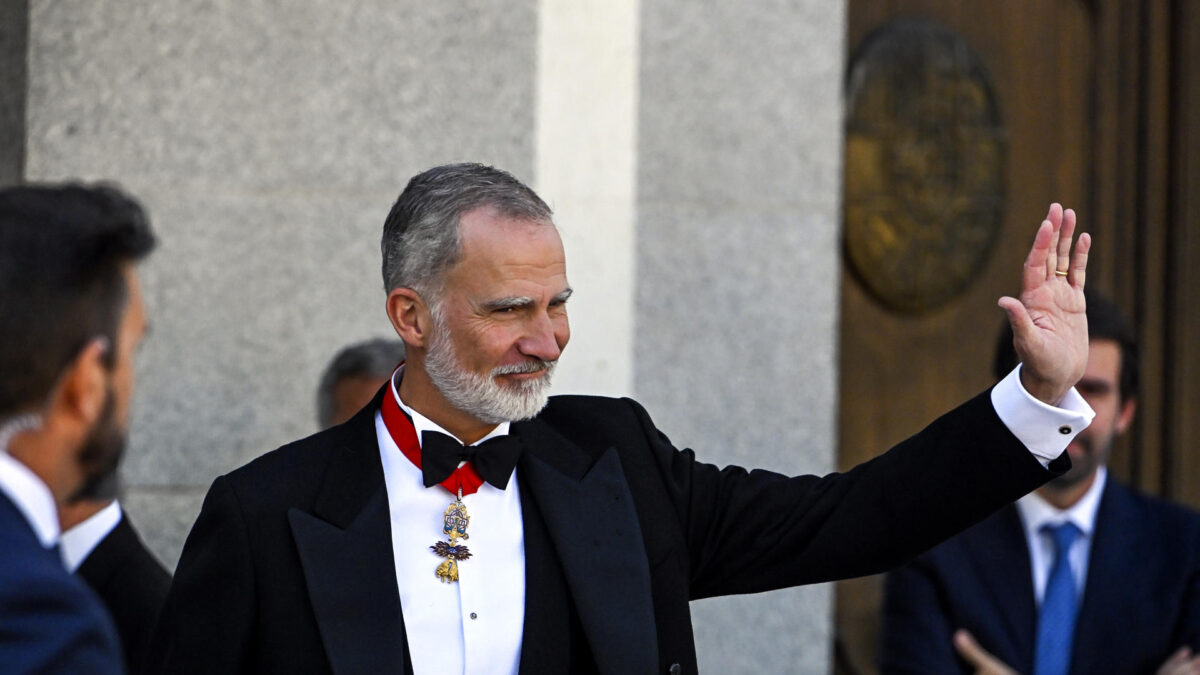 MADRID, 10/09/2026.- El rey Felipe VI se despide a su salida del Tribunal Supremo este jueves, tras presidir el acto de apertura del Año Judicial. EFE/ Fernando Villar