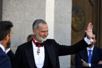 MADRID, 10/09/2026.- El rey Felipe VI se despide a su salida del Tribunal Supremo este jueves, tras presidir el acto de apertura del Año Judicial. EFE/ Fernando Villar