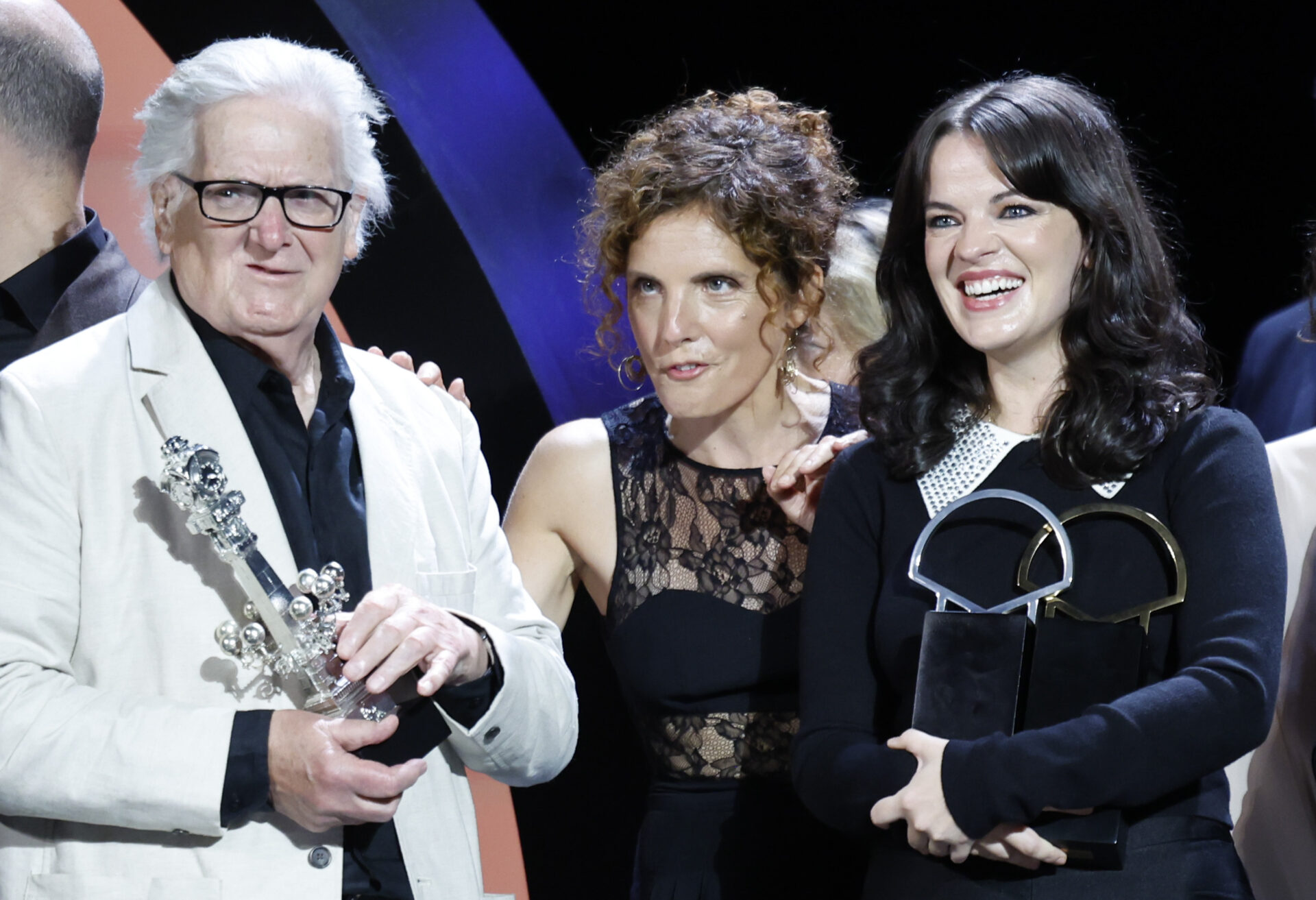 SAN SEBASTIÁN, 26/09/2026.- Los actores de la película con mas galardones 'Tender Loving Care', del británico Mike Leigh, Alice Baile (d) y Paul Jesson (i) posan con sus premios, este sábado en de la gala de clausura de la 74 edición del Festival de Cine de San Sebastián. EFE/Juan Herrero