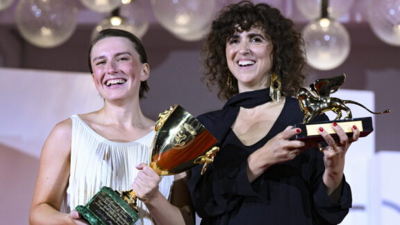 La directora danesa May el-Toukhy con el León de Oro junto a Mathilde Arcel, Coppa Volpi a mejor actriz, ambas por la película 'Kvinde Ukendt (Woman Unknown)' , en el Festival de Cine de Venecia