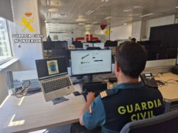 Guardia Civil investigando una web de armas - Defensa
