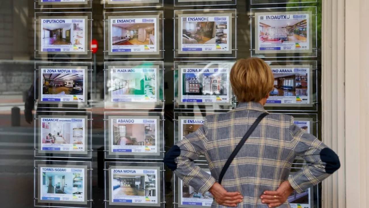 El euríbor dispara la revisión de las hipotecas: una deuda de 150.000 euros puede costar 1.050 euros más al año El euríbor dispara la revisión de las hipotecas: una deuda de 150.000 euros puede costar 1.050 euros más al año