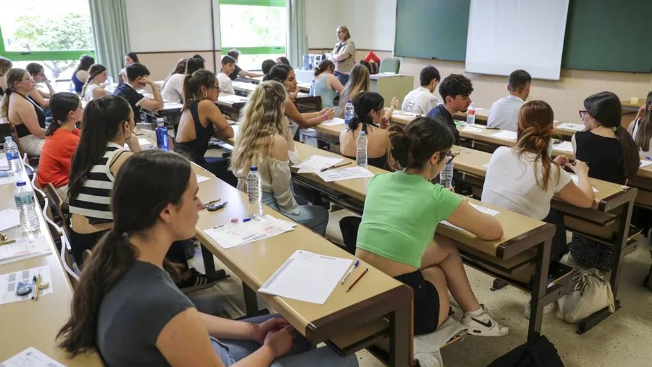 Adolescentes en una clase