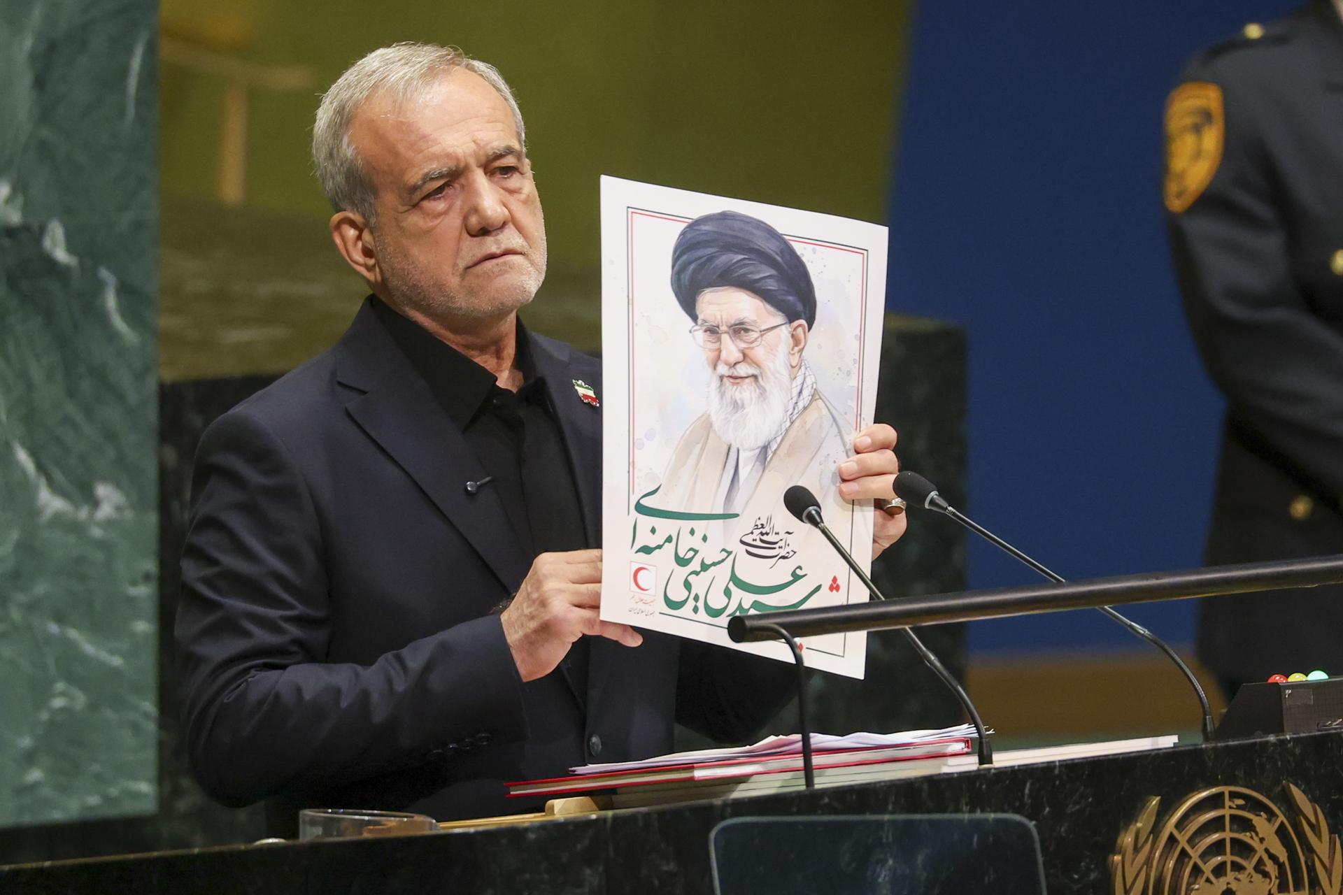 NEW YORK (United States), 23/09/2026.- President of Iran Masoud Pezeshkian shows a visual aid of late Supreme Leader of Iran Ali Khamenei as he speaks during the General Debate of the 81st session of the United Nations General Assembly at United Nations Headquarters in New York, New York, USA, 23 September 2026. (Nueva York) EFE/EPA/SARAH YENESEL
