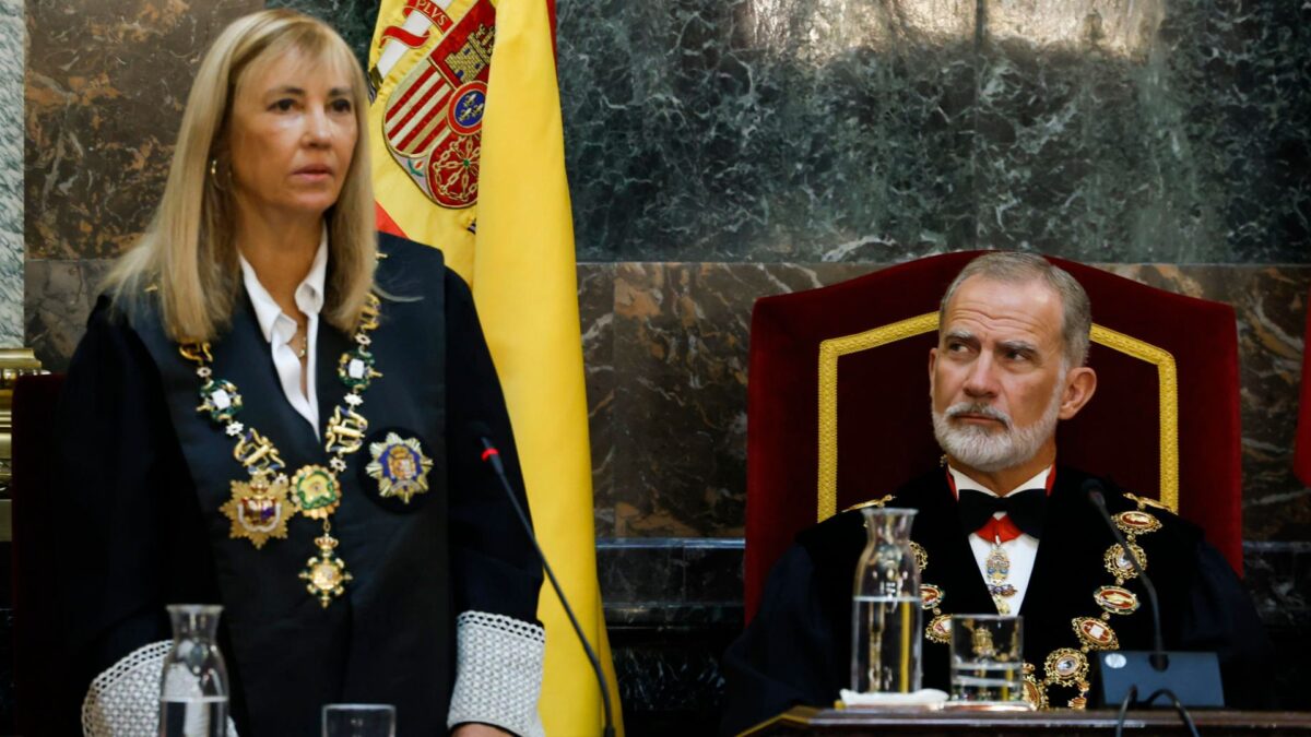 La presidenta del Tribunal Supremo, Isabel Perelló, y el Rey Felipe VI.