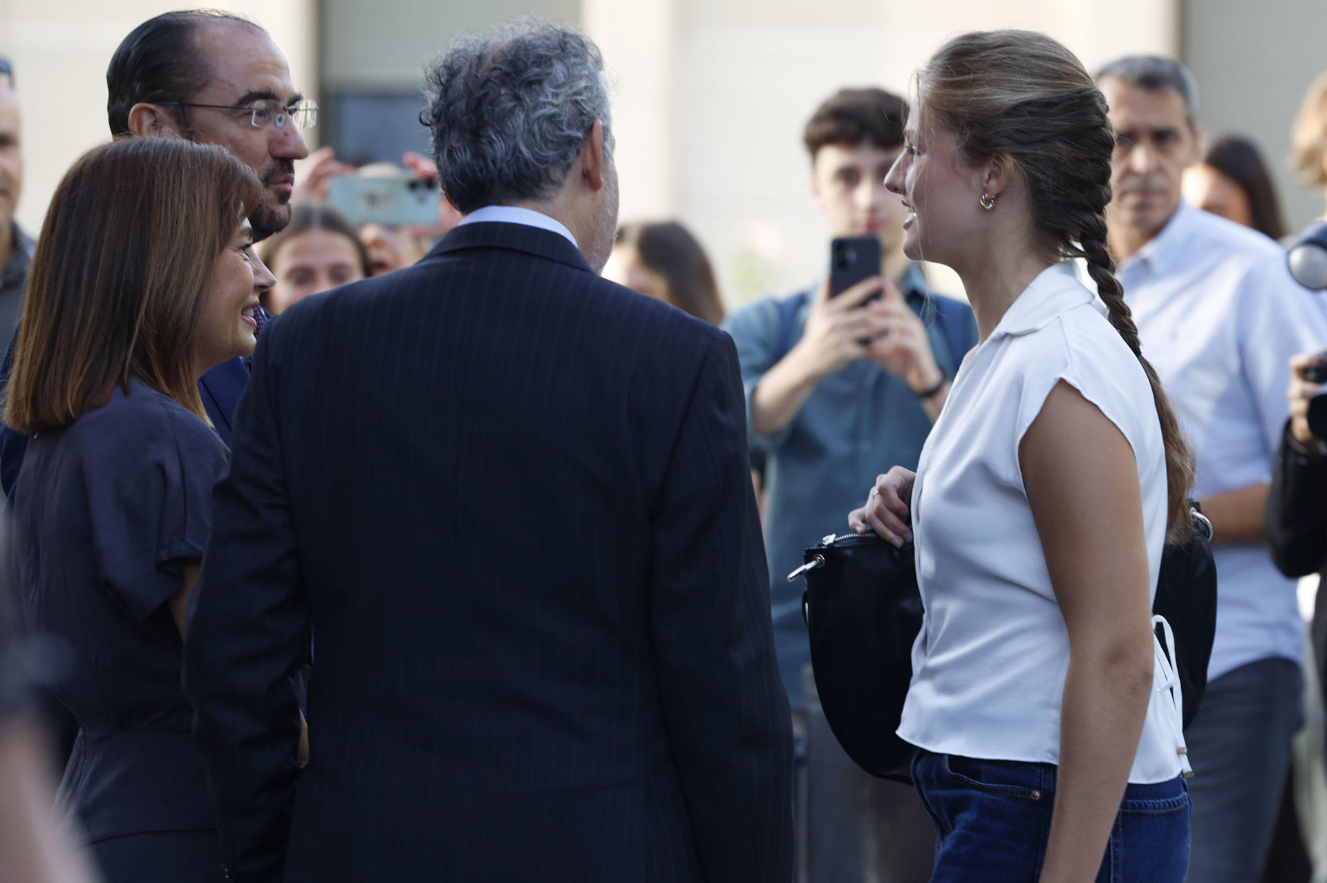 GETAFE (MADRID), 07/09/2026.- La princesa Leonor es recibida por el rector de la Universidad Carlos III de Madrid, Ángel Arias Hernández (2i), a su llegada este lunes al Campus de Getafe donde cursará el grado de Ciencias Políticas. EFE/J.J. Guillén