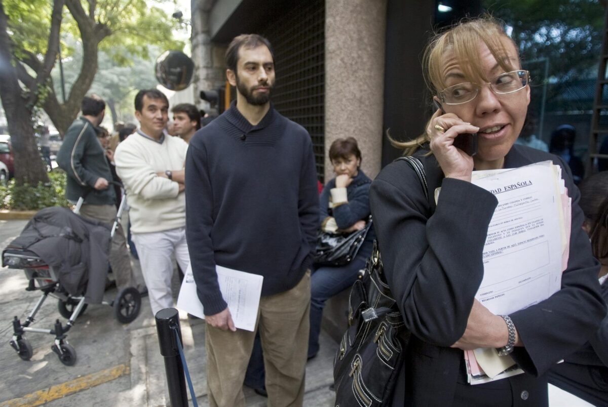 Ciudadanos hacen fila a las afueras de la embajada de España en Ciudad de México el 29 de diciembre de 2008.