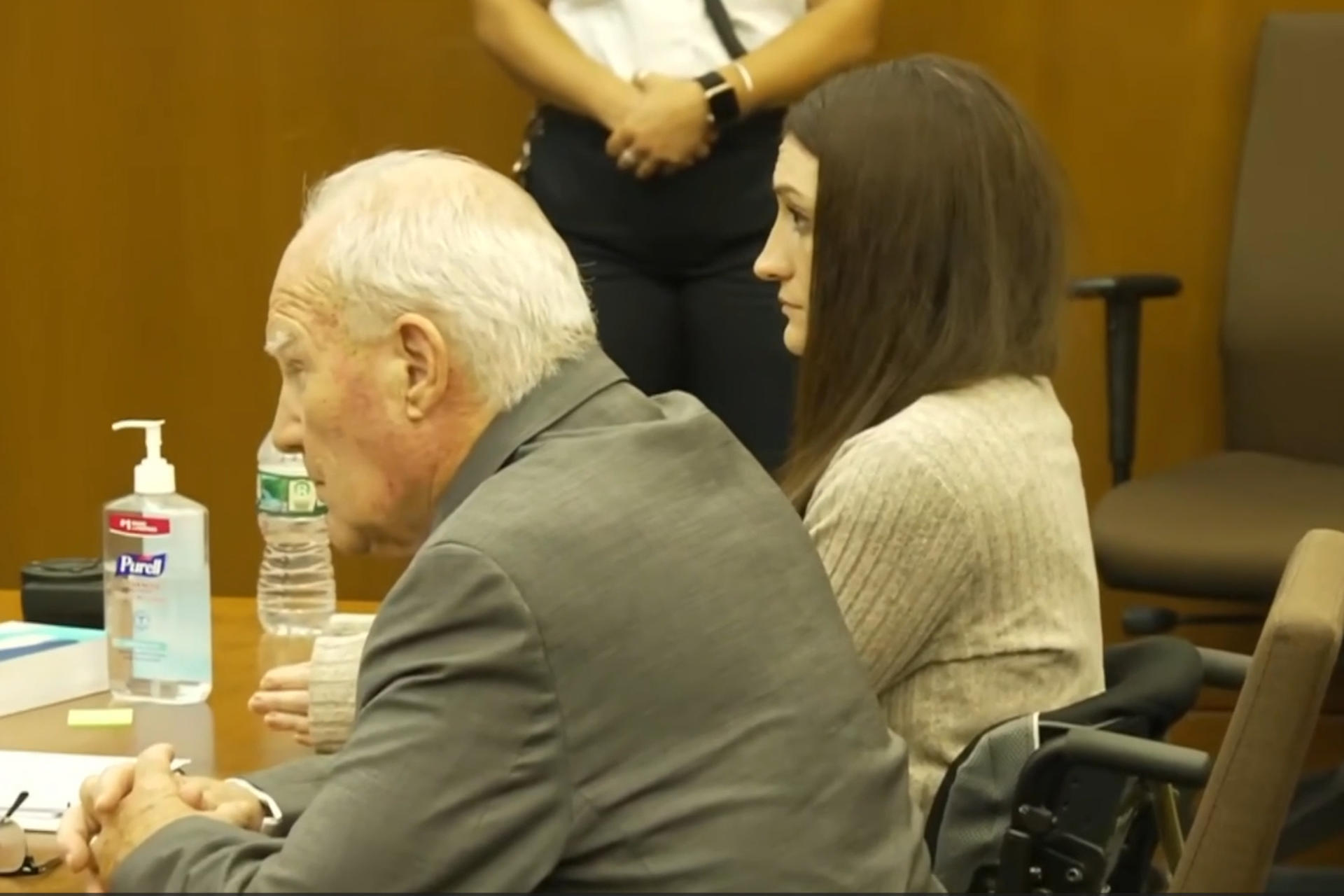 AME4410. NUEVA YORK (ESTADOS UNIDOS), 03/09/2026.- Captura de video tomada de la Corte Superior de Plymouth, Massachusetts que muestra a Lindsay Clancy (d), la mujer acusada de matar a sus tres hijos en Massachusetts. El jurado que dirime el futuro de Lindsay Clancy, la mujer estadounidense acusada de matar a sus tres hijos en Massachusetts (EE.UU.) en un supuesto brote psicótico, concluyó este jueves su sexto día de deliberaciones sin un veredicto después de que la defensa culpara del bloqueo a uno de sus miembros. EFE/ Corte Superior de Plymouth, Massachusetts /SOLO USO EDITORIAL/ NO VENTAS/ SOLO DISPONIBLE PARA ILUSTRAR LA NOTICIA QUE ACOMPAÑA (CRÉDITO OBLIGATORIO)