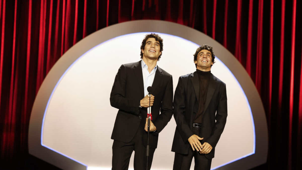 SAN SEBASTIÁN, 26/09/2026.- Los realizadores Javier Calvo (i) y Javier Ambrossi (d) recogen el Premio del Público a la Mejor Película por 'La bola negra', este sábado en de la gala de clausura de la 74 edición del Festival de Cine de San Sebastián. EFE/Juan Herrero