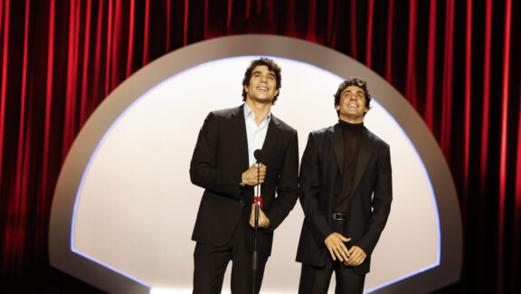 SAN SEBASTIÁN, 26/09/2026.- Los realizadores Javier Calvo (i) y Javier Ambrossi (d) recogen el Premio del Público a la Mejor Película por 'La bola negra', este sábado en de la gala de clausura de la 74 edición del Festival de Cine de San Sebastián. EFE/Juan Herrero