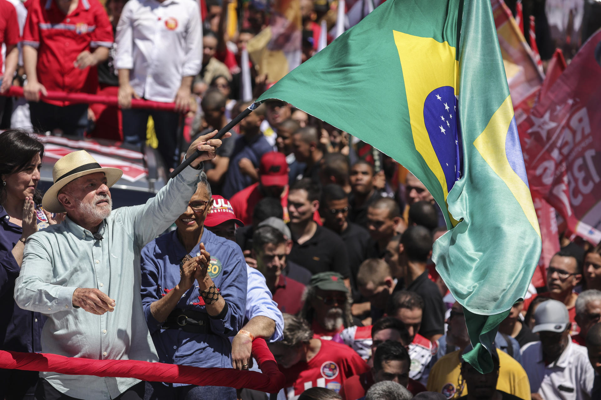 AME695. SÃO PAULO (BRASIL), 26/09/2026.- El presidente de Brasil y candidato a la reelección, Luiz Inácio Lula da Silva (i), participa durante un acto de campaña este sábado en el barrio São Miguel Paulista, en la zona este de la ciudad de São Paulo (Brasil). EFE/ Sebastião Moreira