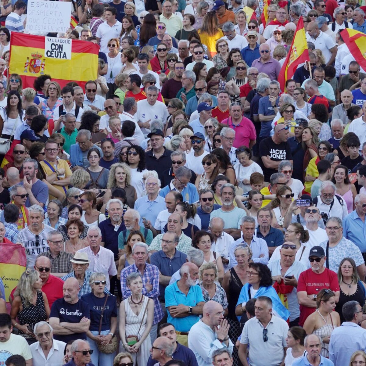 Decenas de personas durante una concentración en solidaridad con Ceuta, a 2 de septiembre de 2026, en Madrid (España), entre ellos el líder del PP, Alberto Núñez Feijóo, y la presidenta de la Comunidad de Madrid, Isabel Díaz Ayuso