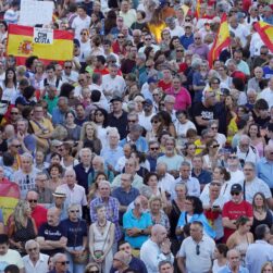 Decenas de personas durante una concentración en solidaridad con Ceuta, a 2 de septiembre de 2026, en Madrid (España), entre ellos el líder del PP, Alberto Núñez Feijóo, y la presidenta de la Comunidad de Madrid, Isabel Díaz Ayuso