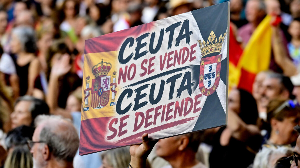 PALMA (ISLAS BALEARES), 02/09/2026.- Asistentes a la manifestación con motivo del Día de Ceuta en Palma de Mallorca, convocada este miércoles ante todos los ayuntamientos de España. EFE/ Miquel A. Borràs