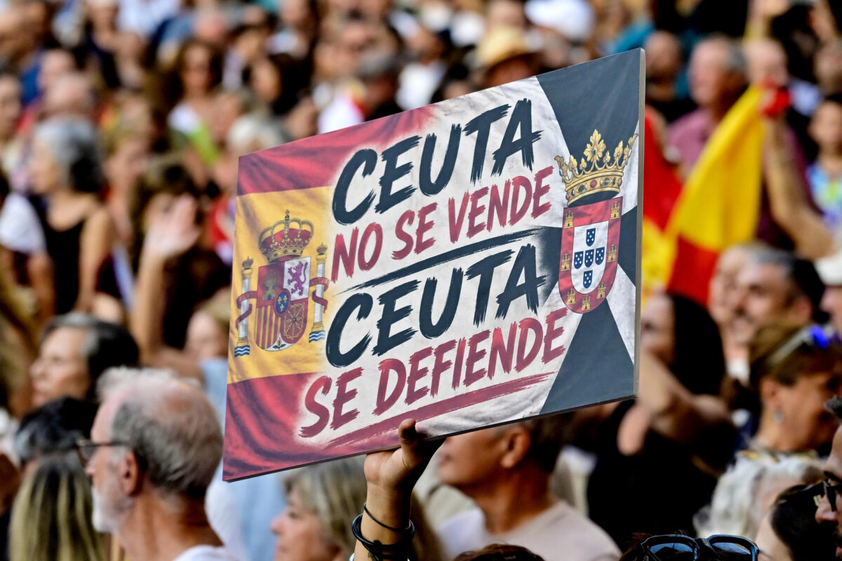 PALMA (ISLAS BALEARES), 02/09/2026.- Asistentes a la manifestación con motivo del Día de Ceuta en Palma de Mallorca, convocada este miércoles ante todos los ayuntamientos de España. EFE/ Miquel A. Borràs
