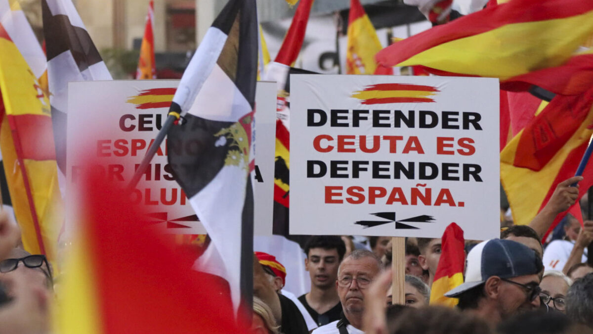 CEUTA (ESPAÑA), 02/09/2026.- Asistentes a la manifestación con motivo del Día de Ceuta, convocada este miércoles ante todos los ayuntamientos de España. EFE/ Reduan