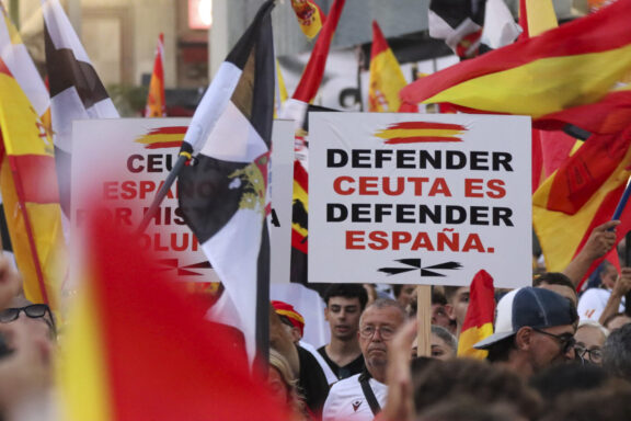 CEUTA (ESPAÑA), 02/09/2026.- Asistentes a la manifestación con motivo del Día de Ceuta, convocada este miércoles ante todos los ayuntamientos de España. EFE/ Reduan