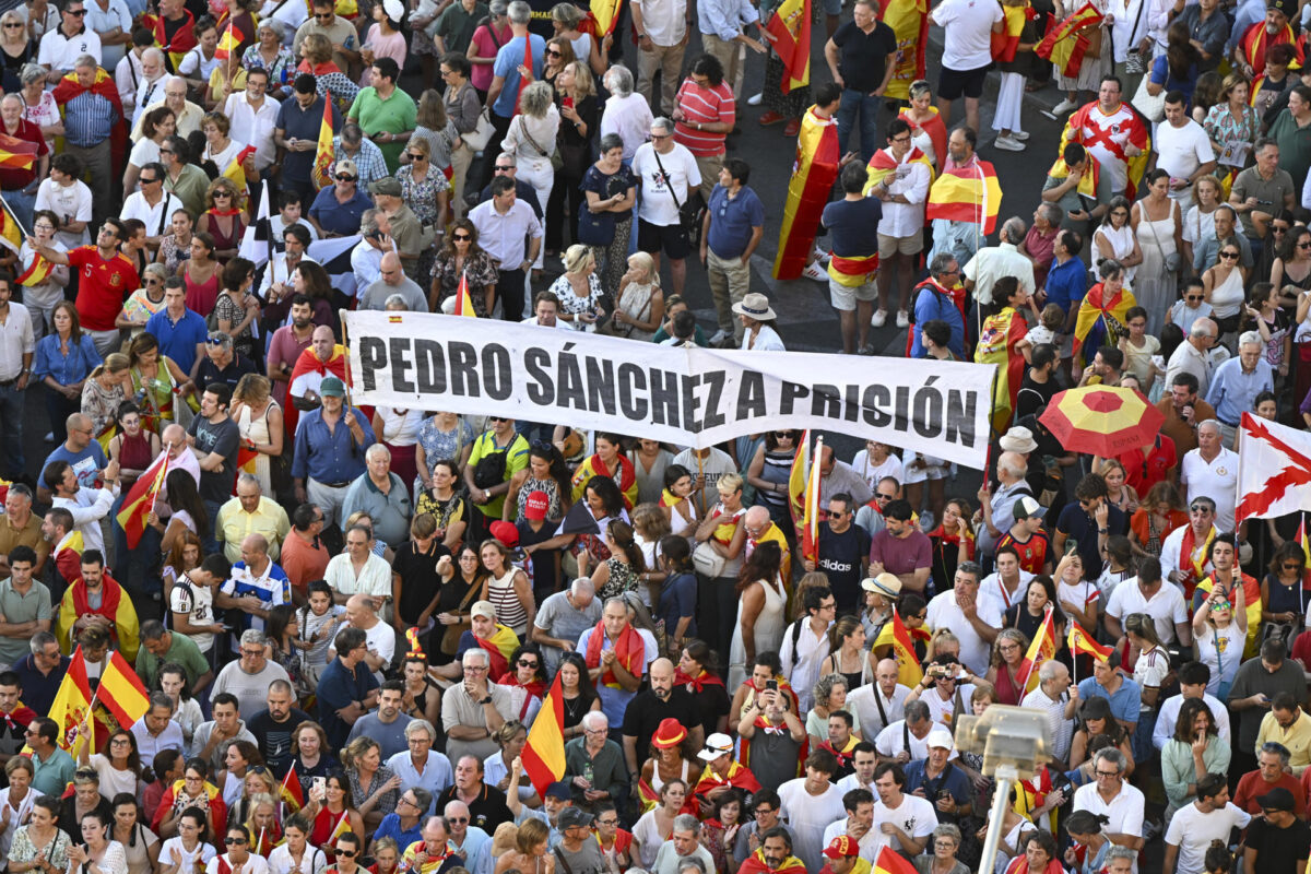 MADRID, 02/09/2026.- Miles de madrileños asisten a la manifestación en apoyo al pueblo ceutí con motivo del Día de Ceuta, este miércoles en Madrid, convocada ante todos los ayuntamientos de España. EFE/Fernando Villar