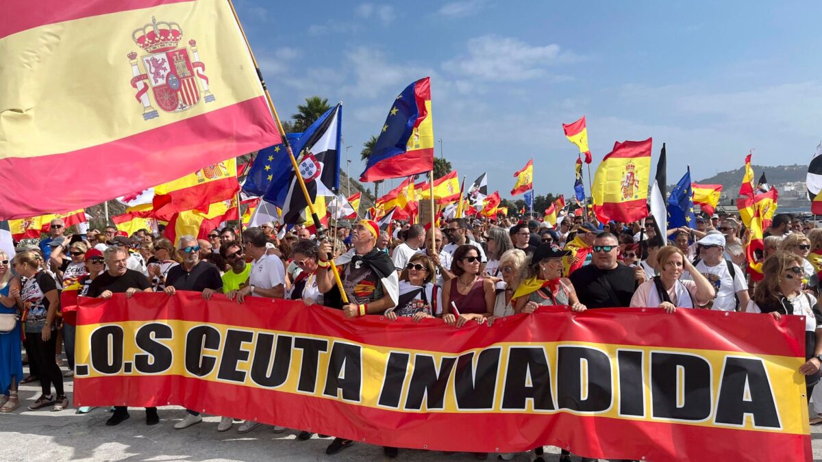 Un grupo de personas, convocadas por la federación provincial de asociaciones de vecinos de Ceuta