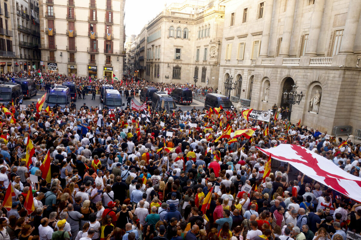 BARCELONA, 02/09/2026.- Asistentes a la manifestación con motivo del Día de Ceuta en la plaza Sant Jaume de Barcelona, convocada este miércoles ante todos los ayuntamientos de España. EFE/ Quique García