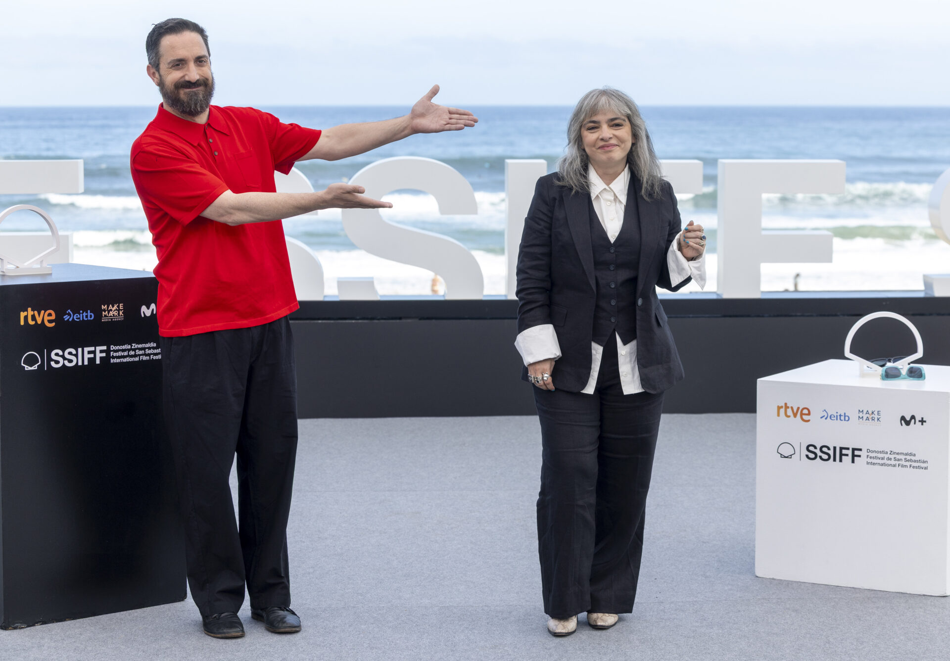 SAN SEBASTIÁN, 2109/2026.- El director y guionista Pablo Larrain posa junto a la escritora Mariana Enriquez este lunes en el Festival de Cine de San Sebastián, donde presentan su película de 'Mis muertos tristes', que compite en la sección oficial de la 74 edición del certamen. EFE/ Javier Etxezarreta
