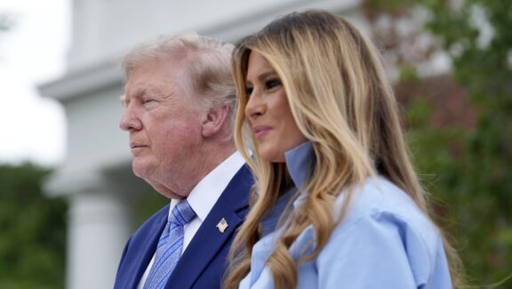 WASHINGTON (United States), 20/08/2026.- US President Donald Trump and First lady Melania Trump attend an event to announce the administration's new 'Fostering the Future' program in the Rose Garden of the White House in Washington, DC, USA, 20 August 2026. The White House initiative aims to empower youth in the foster care system by expanding educational opportunities, leadership development, and economic independence for individuals transitioning out of care. EFE/EPA/YURI GRIPAS / POOL