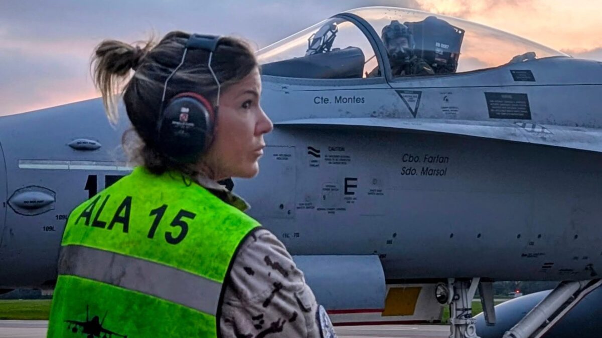 Una de las nueve militares femeninas del DAT 'Ámbar' en la base aérea de Ämari, Estonia