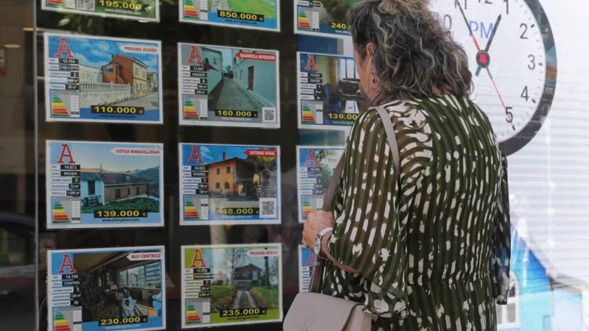 Mujer mira el precio de la vivienda - Economía