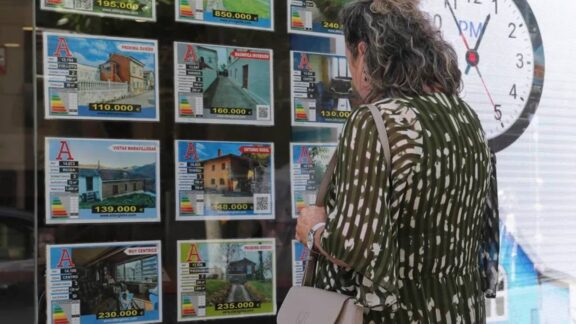 Mujer mira el precio de la vivienda - Economía
