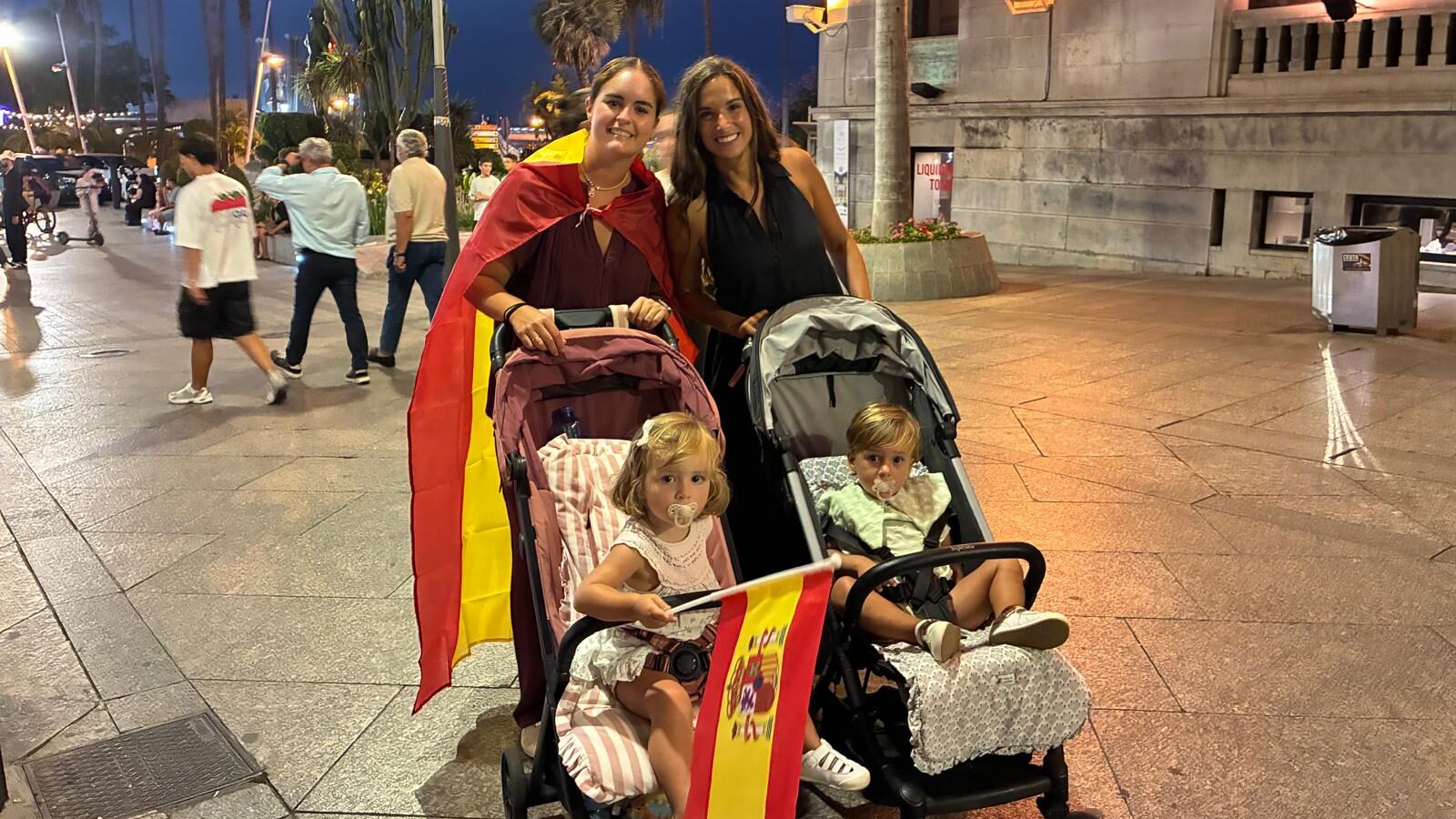 Dos madres ceutís pasean con sus hijos por el centro de Ceuta